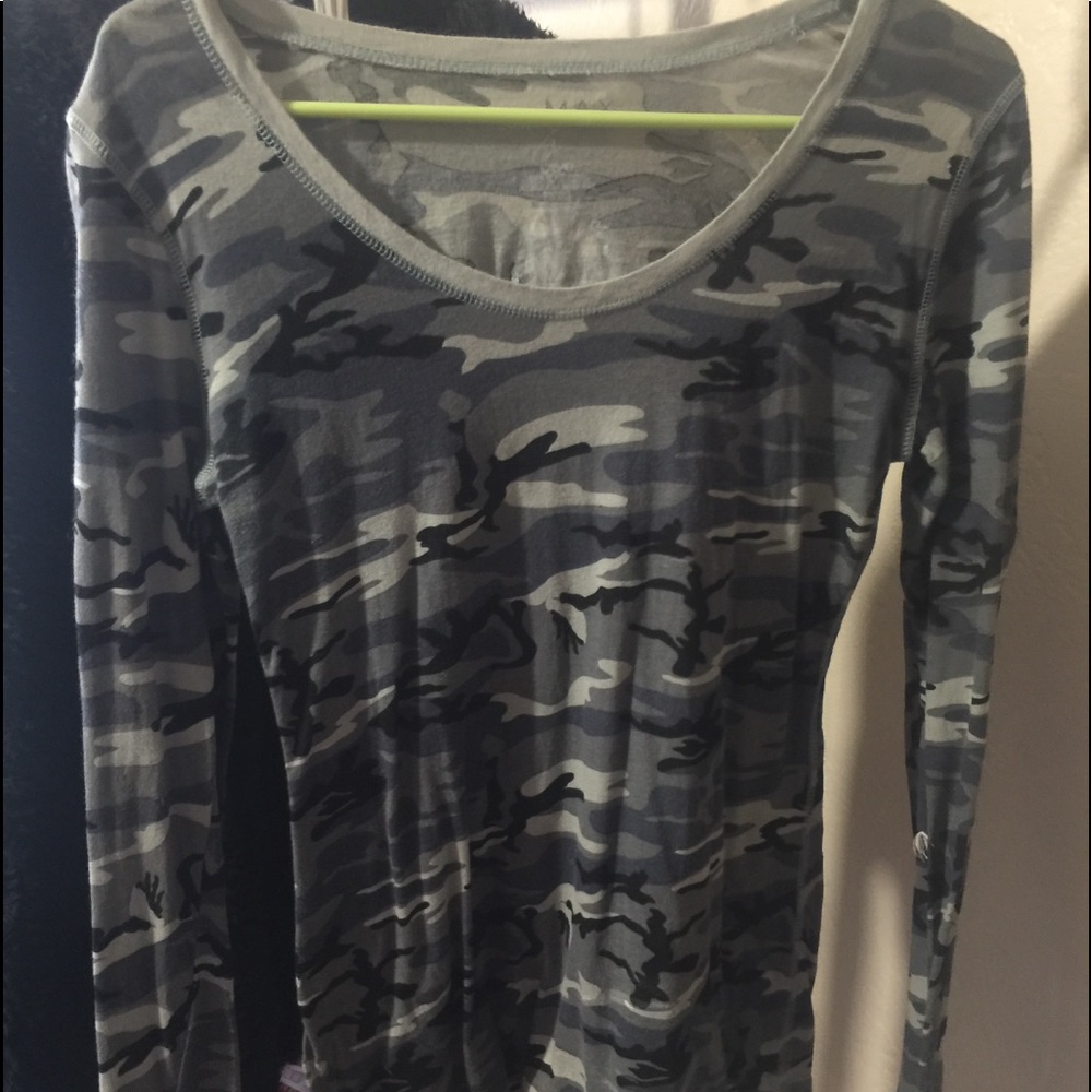Gray long sleeve camo fitted T-shirt